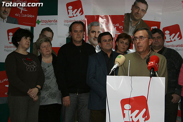 UN GRUPO DE NUEVOS AFILIADOS, JUNTO A GINES CARREÑO Y PEDRO MARTÍNEZ, PIDEN EL VOTO PARA IU, Foto 2