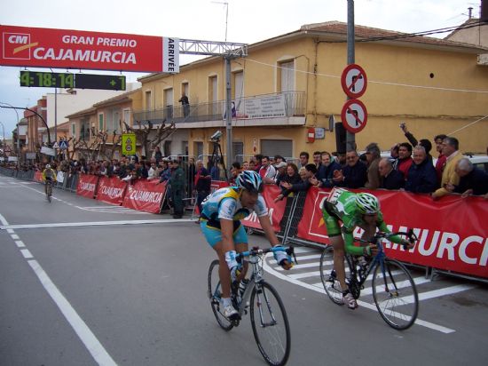 EL CONCEJAL DE DEPORTES ENTREGA EL PREMIO DE LA SEGUNDA ETAPA DE LA VUELTA CICLISTA A LA REGIÓN DE MURCIA A CHECHU RUBIERA, DEL EQUIPO ASTANA (2008), Foto 2