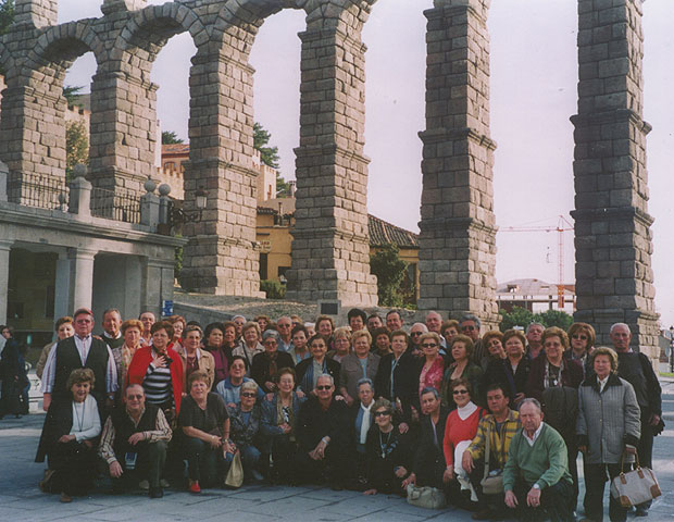 Cincuenta socios del Centro Municipal de Personas Mayores de Totana viajaron a Segovia y a Madrid, Foto 1