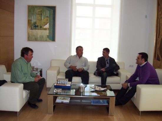 AUTORIDADES MUNICIPALES SE REÚNEN CON REPRESENTANTES DE LA UNIÓN DE PEQUEÑOS AGRICULTORES Y GANADEROS (UPA) PARA ABORDAR LA SITUACIÓN CRÍTICA QUE ESTÁ ATRAVESANDO ESTE SECTOR EN LA REGIÓN (2008), Foto 1