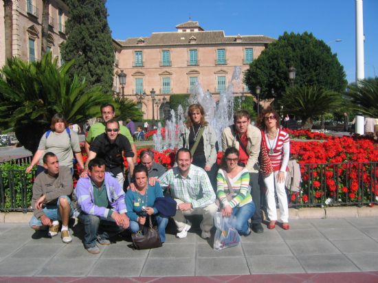 LOS USUARIOS DEL SERVICIO MUNICIPAL DE APOYO PSICOSOCIAL DISFRUTAN DE UN VIAJE EN TREN PARA VISITAR LOS RINCONES MÁS EMBLEMÁTICOS DE LA CAPITAL MURCIANA (2008), Foto 1