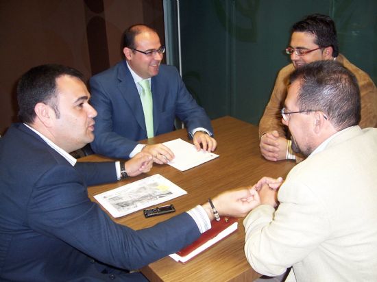 EL ALCALDE DE TOTANA PROPONE UN CALENDARIO DE TRABAJO AL CONSEJERO DE DESARROLLO SOSTENIBLE PARA IR DANDO LOS PASOS QUE PERMITAN LA APROBACIÓN DEFINITIVA DEL PLAN GENERAL DE ORDENACIÓN MUNICIPAL (2008), Foto 1