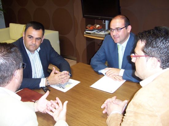 EL ALCALDE DE TOTANA PROPONE UN CALENDARIO DE TRABAJO AL CONSEJERO DE DESARROLLO SOSTENIBLE PARA IR DANDO LOS PASOS QUE PERMITAN LA APROBACIÓN DEFINITIVA DEL PLAN GENERAL DE ORDENACIÓN MUNICIPAL (2008), Foto 2