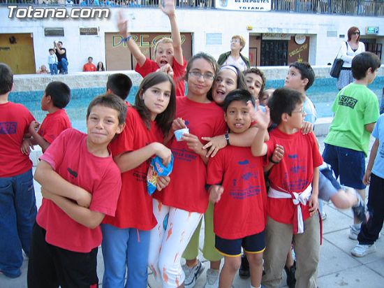 LA CONCEJALÍA DE DEPORTES CLAUSURA EL PROGRAMA DE DEPORTE ESCOLAR CON UNA JORNADA DE ACTIVIDADES LÚDICAS CON HINCHABLES EN LA PLAZA DE LA BALSA VIEJA Y CON LA ENTREGA DE TROFEOS A TODOS LOS PARTICIPANTES, Foto 1