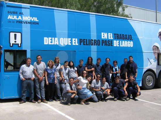EL AULA MÓVIL DE PREVENCIÓN RIESGOS LABORALES VISITA EL POLÍGONO INDUSTRIAL “EL SALADAR” DE TOTANA PARA SENSIBILIZAR A TRABAJADORES Y EMPRESARIOS, Foto 1