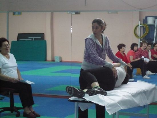 ORGANIZAN UN TALLER DE PREVENCIÓN DE SALUD PÚBLICA PARA MUJERES CON EL FIN DE PREVENIR LESIONES PROPIAS EN EL HOGAR, Foto 1