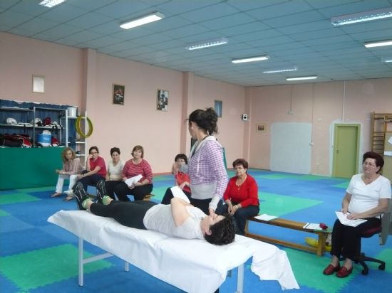 ORGANIZAN UN TALLER DE PREVENCIÓN DE SALUD PÚBLICA PARA MUJERES CON EL FIN DE PREVENIR LESIONES PROPIAS EN EL HOGAR, Foto 2