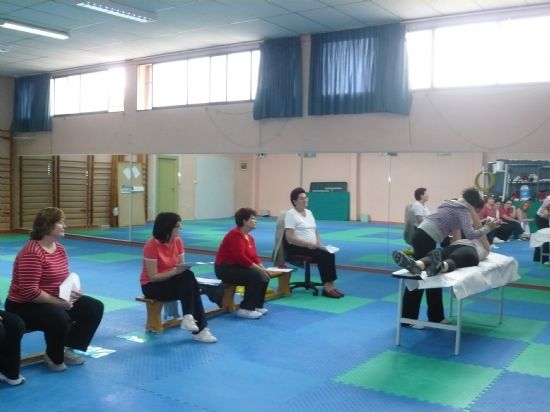 ORGANIZAN UN TALLER DE PREVENCIÓN DE SALUD PÚBLICA PARA MUJERES CON EL FIN DE PREVENIR LESIONES PROPIAS EN EL HOGAR, Foto 3