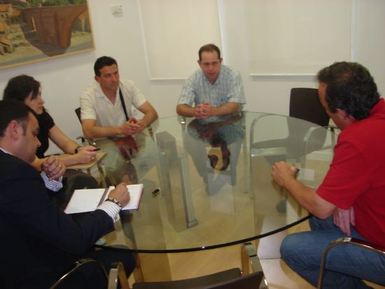 EL ALCALDE Y EL CONCEJAL DE EDUCACIÓN SE REÚNEN CON EL AMPA DEL COLEGIO PÚBLICO “SANTIAGO” PARA ABORDAR LAS NECESIDADES EDUCATIVAS DEL CENTRO EN MATERIA DE INFRAESTRUCTURAS, Foto 1