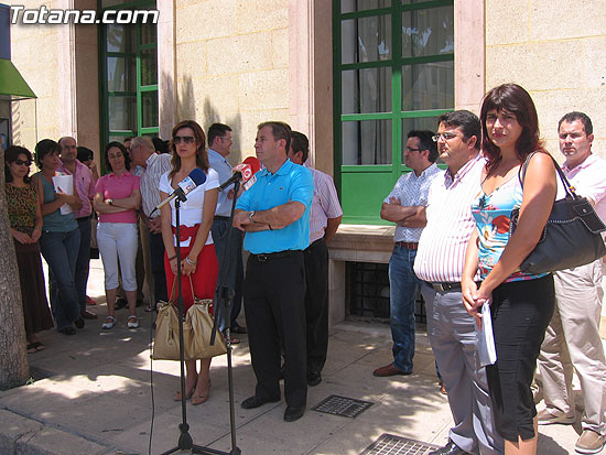 AUTORIDADES MUNICIPALES Y FUNCIONARIOS PARTICIPAN EN UNA CONCENTRACIÓN SILENCIOSA DE APOYO A LA CIUDADANÍA VALENCIANA TRAS EL ACCIDENTE DE METRO EN LA CAPITAL DEL TURIA, Foto 1