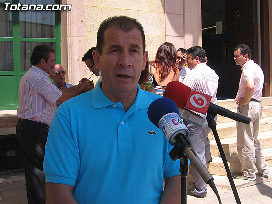 AUTORIDADES MUNICIPALES Y FUNCIONARIOS PARTICIPAN EN UNA CONCENTRACIÓN SILENCIOSA DE APOYO A LA CIUDADANÍA VALENCIANA TRAS EL ACCIDENTE DE METRO EN LA CAPITAL DEL TURIA, Foto 3