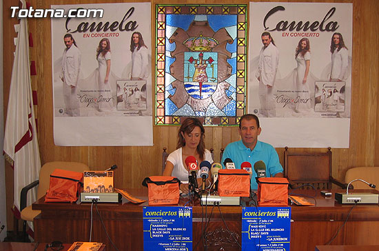 SE PRESENTA EL PROGRAMA DE LAS FIESTAS PATRONALES DE SANTIAGO´2006 QUE YA ESTÁ EN LA CALLE, Foto 2