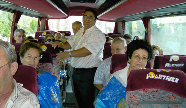 110 SOCIOS DEL CENTRO MUNICIPAL DE PERSONAS MAYORES ACUDEN SEMANALMENTE A LA CALA DEL PINO EN LA MANGA DEL MAR MENOR, Foto 1