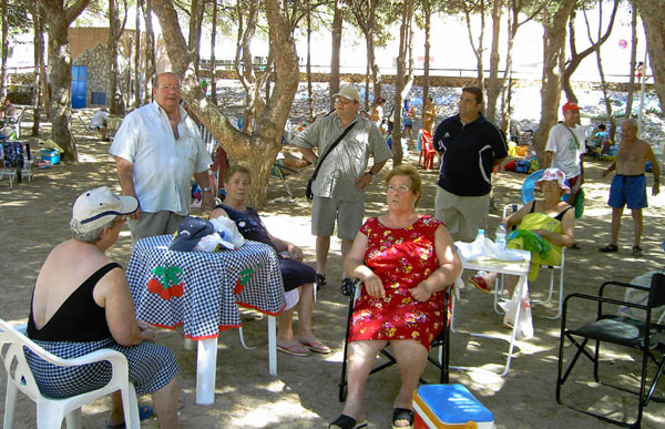 110 SOCIOS DEL CENTRO MUNICIPAL DE PERSONAS MAYORES ACUDEN SEMANALMENTE A LA CALA DEL PINO EN LA MANGA DEL MAR MENOR, Foto 2