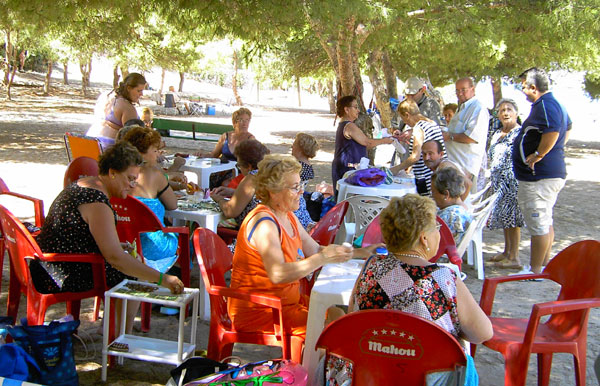 110 SOCIOS DEL CENTRO MUNICIPAL DE PERSONAS MAYORES ACUDEN SEMANALMENTE A LA CALA DEL PINO EN LA MANGA DEL MAR MENOR, Foto 4