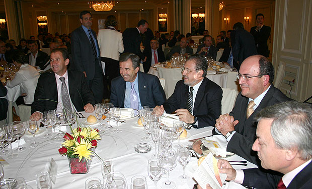 ALCALDE ACOMPAÑA A LA COOPERATIVA AGRARIA DE TOTANA AL ACTO DE RECEPCIÓN DEL PREMIO A LA MEJOR EMPRESA ALIMENTARIA ESPAÑOLA 2004 DEL MINISTERIO DE AGRICULTURA, Foto 5