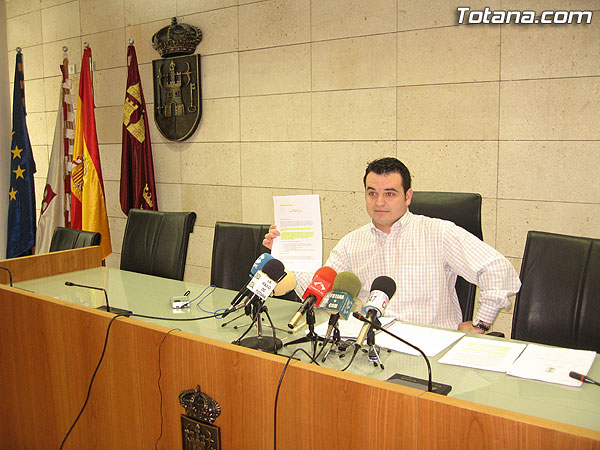 EL CONCEJAL DE HACIENDA DEFIENDE LAS MEDIDAS FISCALES ADOPTADAS POR EL CONSISTORIO COMO LA CONGELACIÓN DE LOS IMPUESTOS Y LA REBAJA DEL IBI, Foto 2