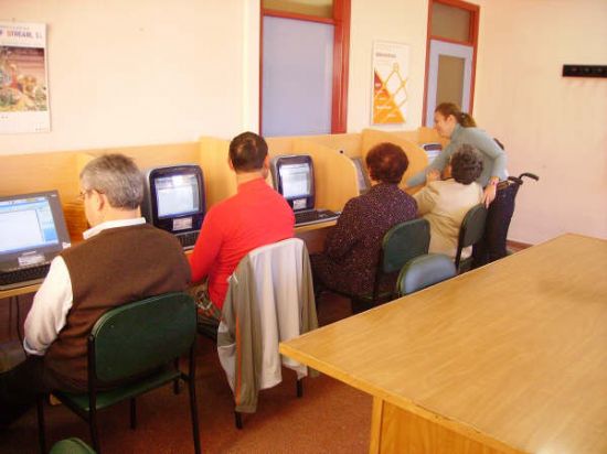 EL CENTRO MUNICIPAL DE PERSONAS MAYORES PONE EN MARCHA EL TALLER DE INICIACIÓN A LAS NUEVAS TECNOLOGÍAS Y SUS USUARIOS PARTICIPAN EN UN PROGRAMA EMITIDO EN “LAS MAÑANAS DE LA 7”, Foto 1