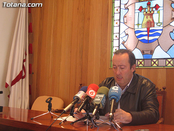 EL CONCEJAL DE HACIENDA CALIFICA LOS PRESUPUESTOS MUNICIPALES DEL 2007 DE “COMPROMETIDOS Y DIRIGIDOS A MEJORAR LA CALIDAD DE VIDA DE LOS CIUDADANOS”, Foto 1