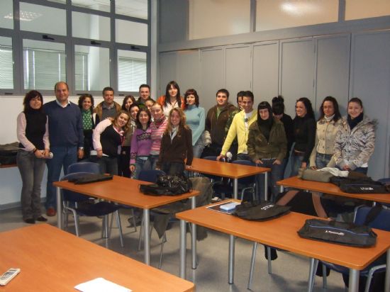 ALUMNOS DEL IES “SAN JUAN BOSCO” DE LORCA VISITAN EL CENTRO DE DESARROLLO LOCAL CON EL FIN DE CONOCER ESTAS INSTALACIONES PÚBLICAS (2007), Foto 1