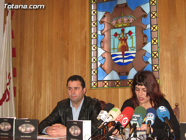 EL AYUNTAMIENTO Y LA ASOCIACIÓN DE ARTESANOS FRUCTIFICAN MÁS DE 400 CONTACTOS PROFESIONALES EN LA FERIA INTERNACIONAL DE TURISMO´2006, Foto 1