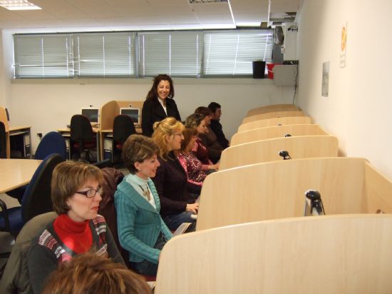 LA CONCEJAL DE FOMENTO, EMPLEO Y NUEVAS TECNOLOGÍAS INAUGURA EL CURSO “INFORMÁTICA BÁSICA E INTERNET” QUE SE IMPARTE DURANTE EL MES DE FEBRERO EN EL ALA DEL CENTRO DE DESARROLLO LOCAL (2008), Foto 1