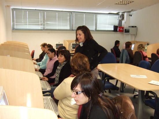 LA CONCEJAL DE FOMENTO, EMPLEO Y NUEVAS TECNOLOGÍAS INAUGURA EL CURSO “INFORMÁTICA BÁSICA E INTERNET” QUE SE IMPARTE DURANTE EL MES DE FEBRERO EN EL ALA DEL CENTRO DE DESARROLLO LOCAL (2008), Foto 2
