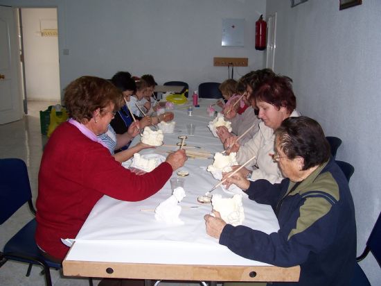 LA ASOCIACIÓN DE AMAS DE CASA DE LA PEDANÍA DE EL RAIGUERO PONE EN MARCHA UN TALLER DE ARTES PLÁSTICAS PROMOVIDO POR LA CONCEJALÍA DE FOMENTO Y EMPLEO, Foto 2
