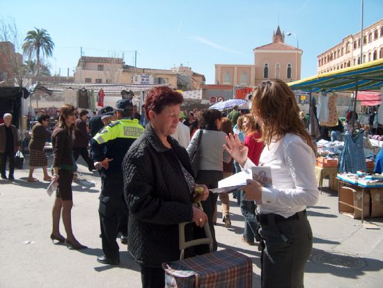 REPARTEN INFORMACIÓN EN EL MERCADILLO SEMANAL SOBRE LAS ACTIVIDADES DE LA SEMANA DE IGUALDAD DE OPORTUNIDADES EN TOTANA, Foto 1