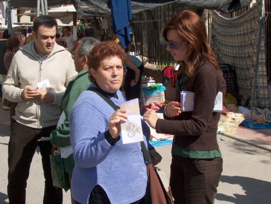 REPARTEN INFORMACIÓN EN EL MERCADILLO SEMANAL SOBRE LAS ACTIVIDADES DE LA SEMANA DE IGUALDAD DE OPORTUNIDADES EN TOTANA, Foto 2