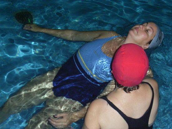 LOS USUARIOS DE LA PISCINA MUNICIPAL CUBIERTA PODRÁN DISFRUTAR CON LA ACTIVIDAD “AQUAMASAJE”, OFERTADA GRATUITAMENTE POR LA CONCEJALÍA DE DEPORTES PARA EL VIERNES 7 DE MARZO, Foto 1