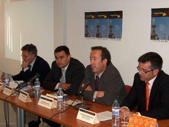  EL ALCALDE Y EL DIRECTOR GENERAL DEL INSTITUTO DE SEGURIDAD CLAUSURAN LAS II JORNADAS DE SEGURIDAD Y SALUD LABORAL EN TOTANA , Foto 1