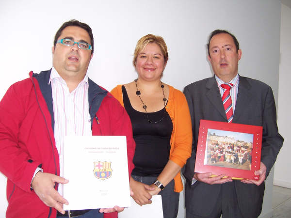 MÉXICO ENTREGA A LA PEÑA BARCELONISTA DE TOTANA UNA MEMORIA CON LAS ACTIVIDADES REALIZADAS A TRAVÉS DE LOS REGALOS DONADOS POR ESTA ORGANIZACIÓN, Foto 1