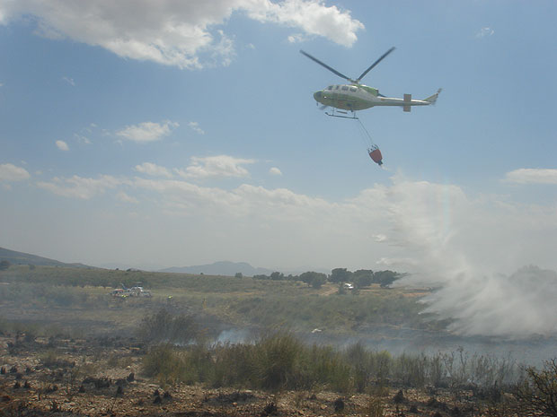 PROTECCIÓN CIVIL DE TOTANA COLABORA EN LA EXTINCIÓN DE UN INCENDIO EN EL PARAJE DEL LLANO DE LAS CABRAS, EN SIERRA ESPUÑA, Foto 1