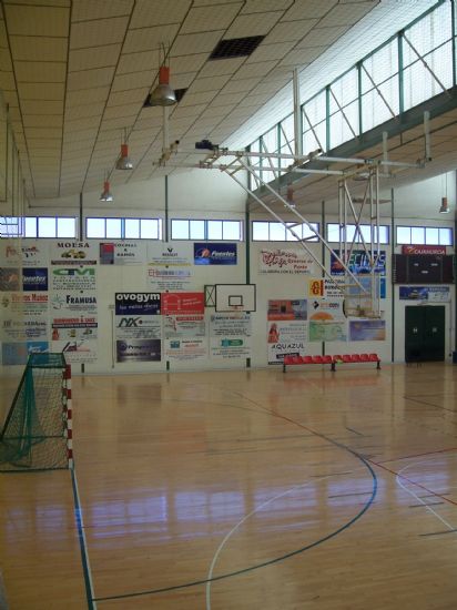 SE INICIAN LAS OBRAS DE REPARACIÓN DE LA CUBIERTA DEL PAVIMENTO DE MADERA DEL PABELLÓN MUNICIPAL DE DEPORTES “MANOLO IBÁÑEZ”, Foto 2