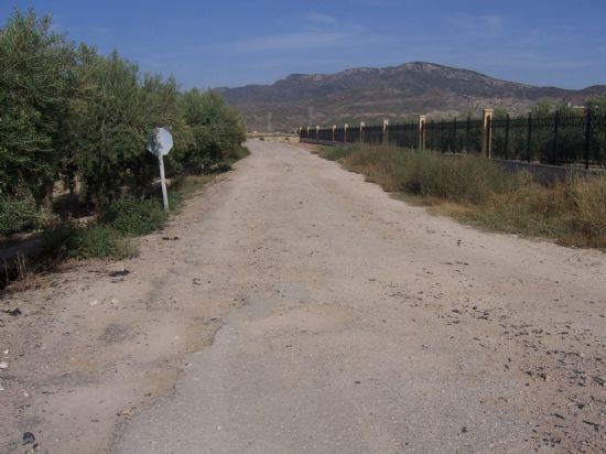 LA JUNTA DE GOBIERNO LOCAL ADJUDICA LAS OBRAS DE ARREGLO Y PAVIMENTACION DEL CAMINO DEL ANTIGUO CAMPO DE AVIACIÓN, Foto 1