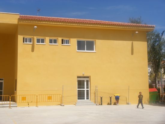EL AYUNTAMIENTO ACOMETE OBRAS DE ACONDICIONAMIENTO Y MEJORA CON PERSONAL MUNICIPAL EN SIETE COLEGIOS DEL MUNICIPIO POR UN IMPORTE TOTAL DE 108.300 EUROS DURANTE LOS MESES DEL VERANO (2007), Foto 1