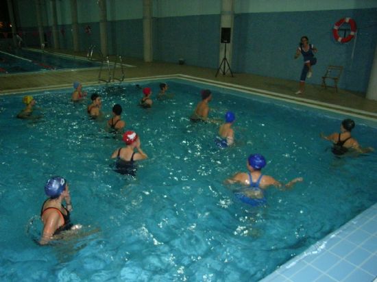 LAS NOVEDOSAS PROPUESTAS ACUÁTICAS OFERTADAS GRATUITAMENTE POR LA CONCEJALÍA DE DEPORTES TIENEN GRAN ACEPTACIÓN ENTRE LOS USUARIOS DE LA PISCINA (2007), Foto 2