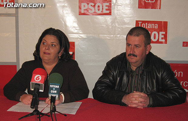 LOS CONCEJALES DEL PSOE, Mª DOLORES CANO Y ANDRÉS GARCÍA OFRECIERON UNA RUEDA DE PRENSA PARA HACER UN MANIFIESTO CON MOTIVO DEL XXVII ANIVERSARIO DE LA CONSTITUCIÓN ESPAÑOLA, Foto 1