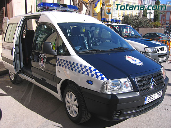 ALCALDE ENTREGA AL SARGENTO UN NUEVO VEHÍCULO FURGONETA PARA USO DE LA POLICÍA LOCAL   , Foto 1