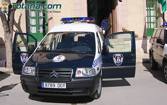 ALCALDE ENTREGA AL SARGENTO UN NUEVO VEHÍCULO FURGONETA PARA USO DE LA POLICÍA LOCAL   , Foto 2