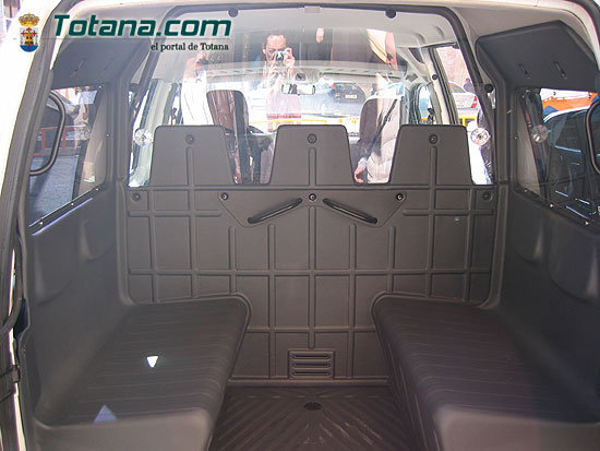 ALCALDE ENTREGA AL SARGENTO UN NUEVO VEHÍCULO FURGONETA PARA USO DE LA POLICÍA LOCAL   , Foto 3