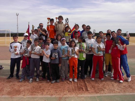 LA JORNADA DE ATLETISMO ESCOLAR ORGANIZADA POR LA CONCEJALIA DE DEPORTES REUNIÓ A 15O ESCOLARES DE LOS DIFERENTES CENTROS DE ENSEÑANZA EN EL POLIDEPORTIVO MUNICIPAL   , Foto 1