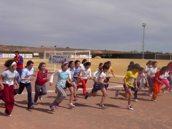 LA JORNADA DE ATLETISMO ESCOLAR ORGANIZADA POR LA CONCEJALIA DE DEPORTES REUNIÓ A 15O ESCOLARES DE LOS DIFERENTES CENTROS DE ENSEÑANZA EN EL POLIDEPORTIVO MUNICIPAL   , Foto 3