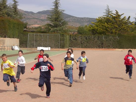 LA JORNADA DE ATLETISMO ESCOLAR ORGANIZADA POR LA CONCEJALIA DE DEPORTES REUNIÓ A 15O ESCOLARES DE LOS DIFERENTES CENTROS DE ENSEÑANZA EN EL POLIDEPORTIVO MUNICIPAL   , Foto 4