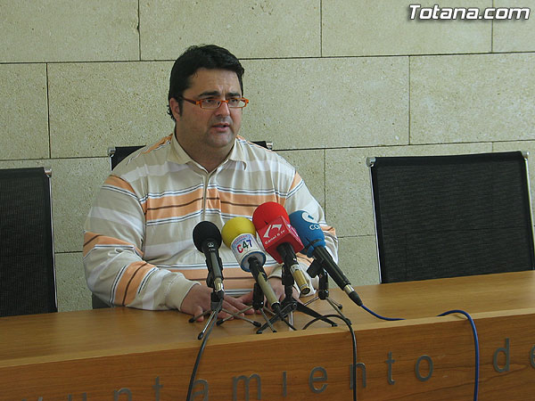 EL CONCEJAL DE URBANISMO LAMENTA QUE EL CANDIDATO DEL PSOE SE VAYA A HACER CAMPAÑA A MURCIA PORQUE EN TOTANA YA NADIE SE CREE SU DISCURSO DEMONIZADOR DEL PLAN GENERAL, Foto 1