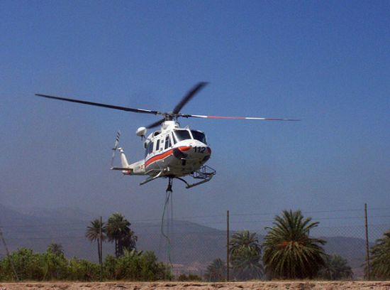 Un helicóptero de Protección Civil intervino ayer en el incendio que se declaró en el paraje La Ñorica, Foto 1