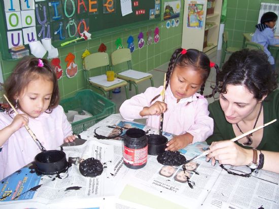LAS MONITORAS DEL TALLER DE ARTES PLÁSTICAS, DE LA CONCEJALÍA DE FOMENTO Y EMPLEO, COLABORAN CON VARIOS CENTROS EDUCATIVOS DE LA LOCALIDAD CON MOTIVO DE LA CELEBRACIÓN DEL DÍA DE LA MADRE (2008), Foto 1