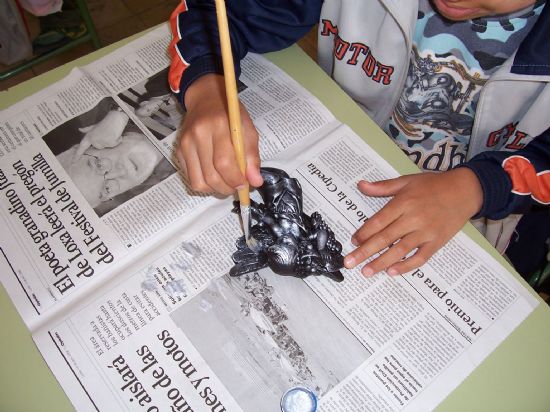 LAS MONITORAS DEL TALLER DE ARTES PLÁSTICAS, DE LA CONCEJALÍA DE FOMENTO Y EMPLEO, COLABORAN CON VARIOS CENTROS EDUCATIVOS DE LA LOCALIDAD CON MOTIVO DE LA CELEBRACIÓN DEL DÍA DE LA MADRE (2008), Foto 2