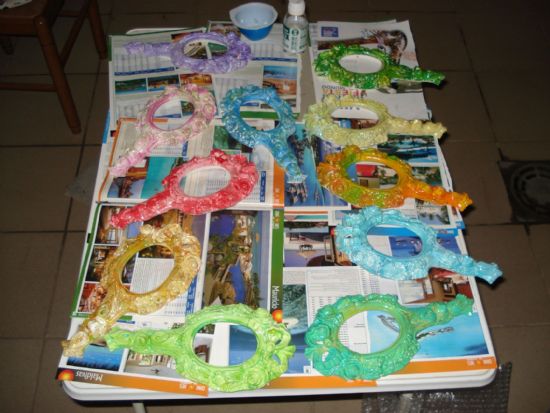 LAS MONITORAS DEL TALLER DE ARTES PLÁSTICAS, DE LA CONCEJALÍA DE FOMENTO Y EMPLEO, COLABORAN CON VARIOS CENTROS EDUCATIVOS DE LA LOCALIDAD CON MOTIVO DE LA CELEBRACIÓN DEL DÍA DE LA MADRE (2008), Foto 3